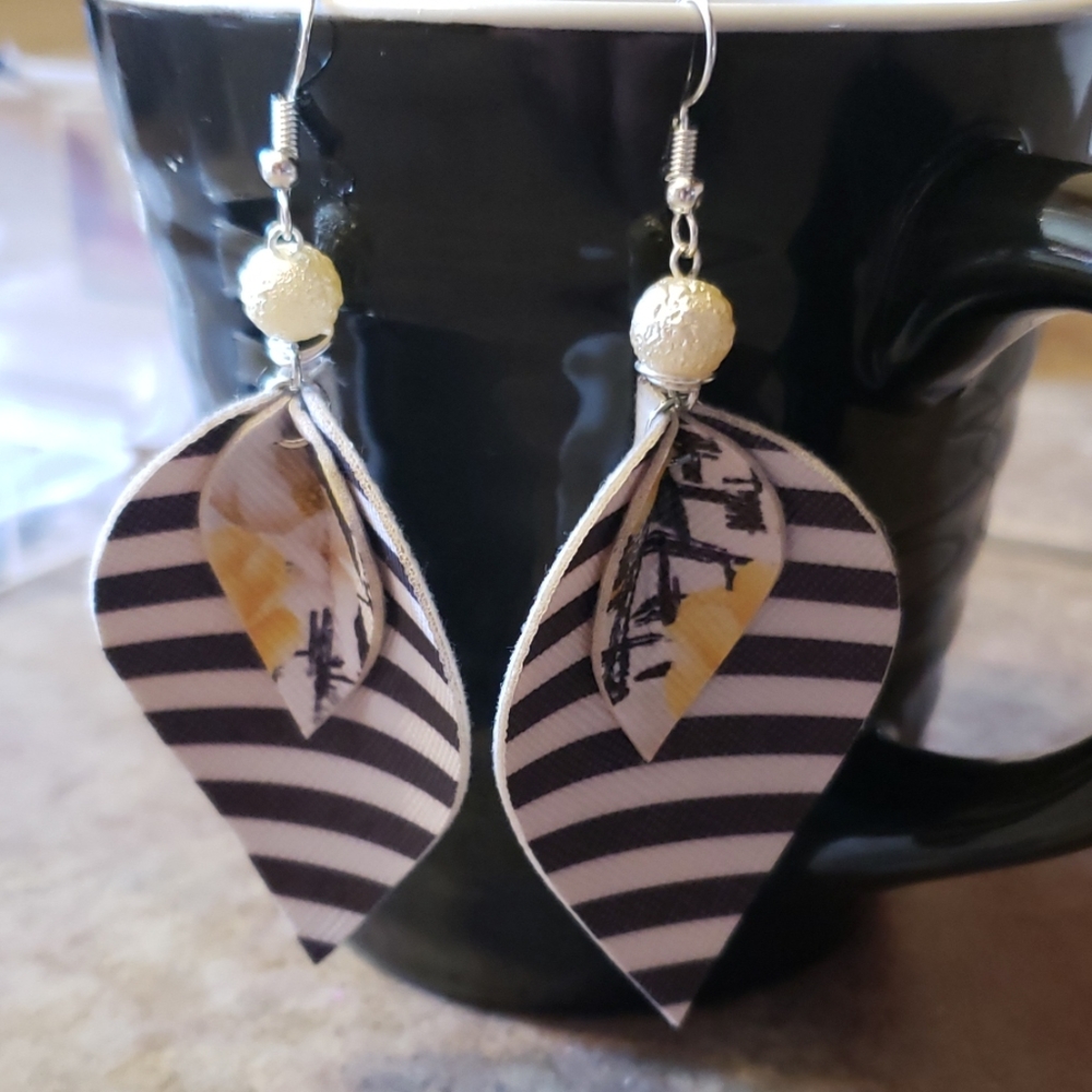 ‼‼STRIPED BEES FLORAL FAUX LEATHER EARRINGS CUTE‼‼